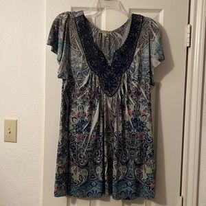 1x multiple colors. Short sleeve. Swing bottom